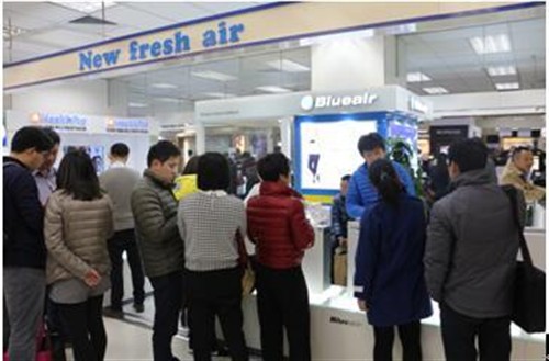 在Blueair品牌的部分零售专柜前，络绎不绝的咨询者及购买者都遇到了部分热销型号断货的状况。消费者对于持续的空气污染的担忧，以及做出的集中购买行为，也反映出当前市场对于空气净化器产品的关注。Blueair品牌表示，随着空气污染被越来越多国人所认识并关注，空气净化器市场的扩大将成为趋势。Blueair作为空气净化器产品中的专业品牌，始终关注着每个人的呼吸健康。在雾霾天的影响下，品牌也十分关注消费者对于洁净空气与呼吸健康的需求，以提供优质与专业效果的产品助力消费者的健康呼吸生活。