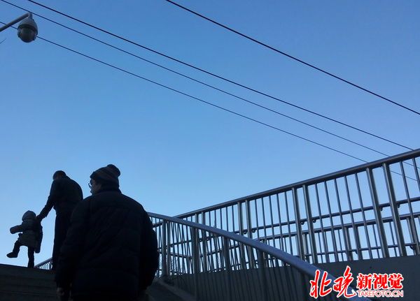 Ñô¹âºÍÀ¶ÌìÖØ»Ø±±¾©£¬ÈËÃÇ·×·××ßµ½»§Íâ