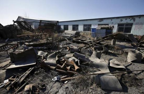 2016年1月18日，北京郊区一家停业的制砖厂院内的废弃物。（路透社网站）