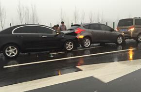 雨天加雾霾 京港澳高速连发六起交通事故致堵塞