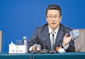 3月7日,全国政协十二届四次会议召开记者会。全国政协委员解振华、秦大河、吴晓青、胡存智、白岩松(从左至右)出席记者会并就相关问题回答记者提问。新华社发