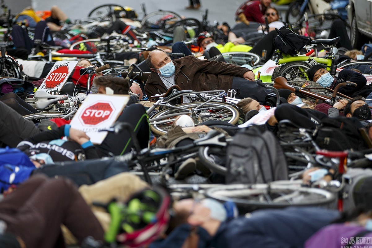 伦敦市民举行"躺尸"集会 抗议室外空气污染