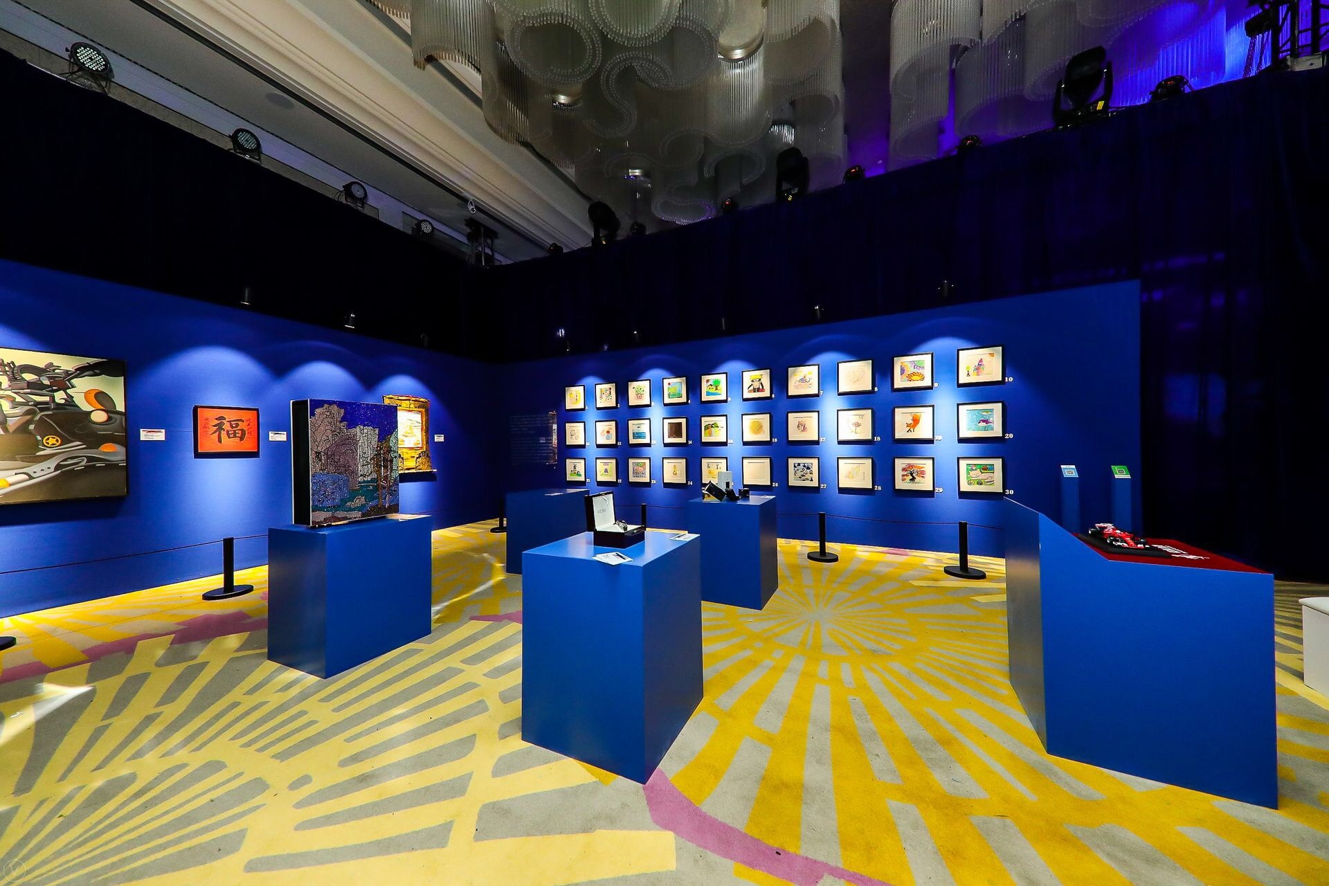 2018数字时尚盛典“向爱而生”慈善之夜-BlueairPro L艺术家特别款参加拍卖会